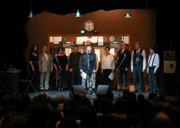 İş sanat sahnesinden depremzedelere saygı duruşu