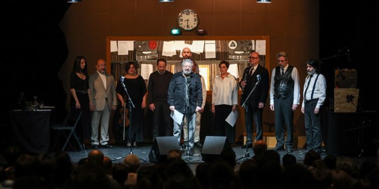 İş sanat sahnesinden depremzedelere saygı duruşu