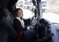 Yol açın…Renault Trucks direksiyonunda kadın sürücü var!