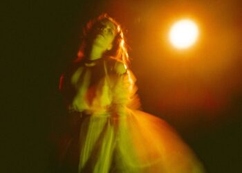 “Karanlıkta Kadınlar Sarı Görünür”