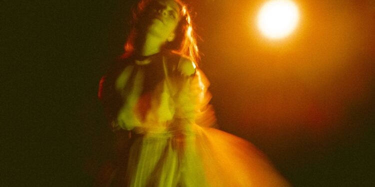 “Karanlıkta Kadınlar Sarı Görünür”