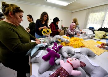 Mersinde kadınlar depremzede çocuklar için ‘Uyku arkadaşı’ üretiyor