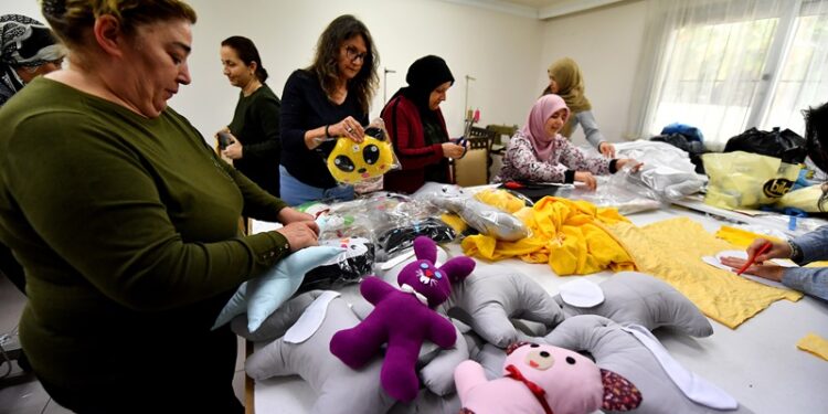 Mersinde kadınlar depremzede çocuklar için ‘Uyku arkadaşı’ üretiyor