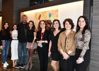 “Renklere Uyanırken” Resim sergisi renkleriyle hastalara umut aşılıyor!