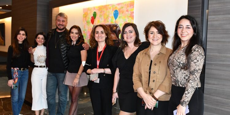 “Renklere Uyanırken” Resim sergisi renkleriyle hastalara umut aşılıyor!