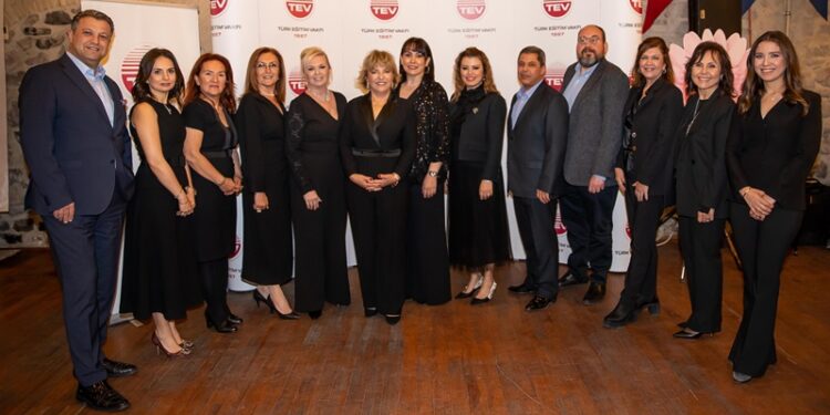 Türk Eğitim Vakfı ve İzmirli iş insanları afetzede öğrenciler için umut ışığı oldu