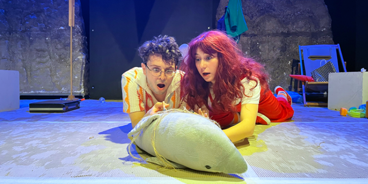 “Kuşlara Fısıldayan Kız” Hikayesi Tiyatro Sahnesinde