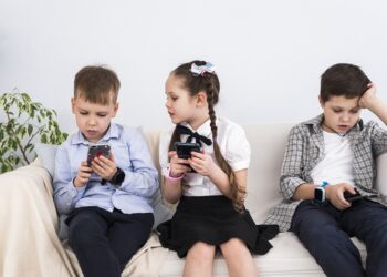 Çocukların yüzde 49’unun elinden gece yarısı telefon düşmüyor