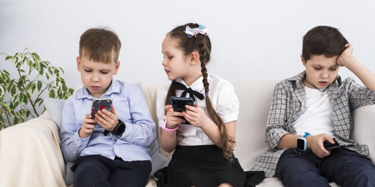 Çocukların yüzde 49’unun elinden gece yarısı telefon düşmüyor