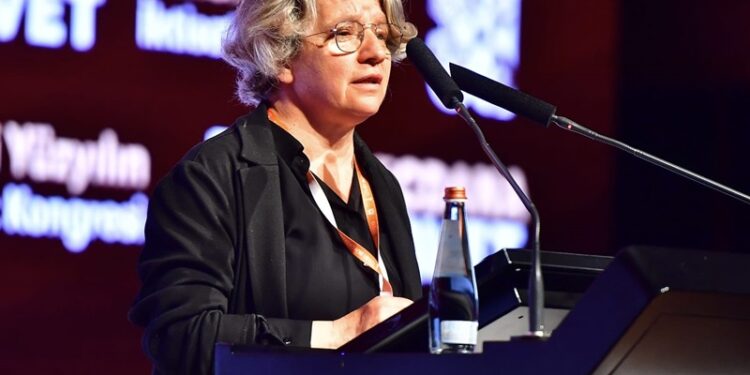 Hacer Foggo: “Yoksulluğu bitirecek tek şey yoksullukla mücadele edenleri dinlemek”