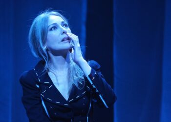 Zerrin Tekindor’un tek kişilik performansı “TOZ”   ENKA Sanat’ta