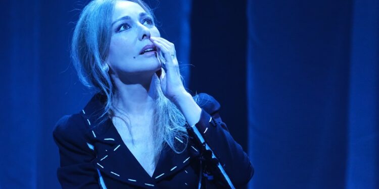 Zerrin Tekindor’un tek kişilik performansı “TOZ”   ENKA Sanat’ta