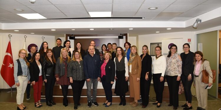 İzmir, eşitlik yıldızlarıyla parlıyor