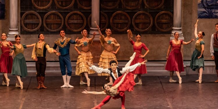 Yeldeğirmenleriyle savaşan Şövalye “Don Kişot” Yeniden AKM’de