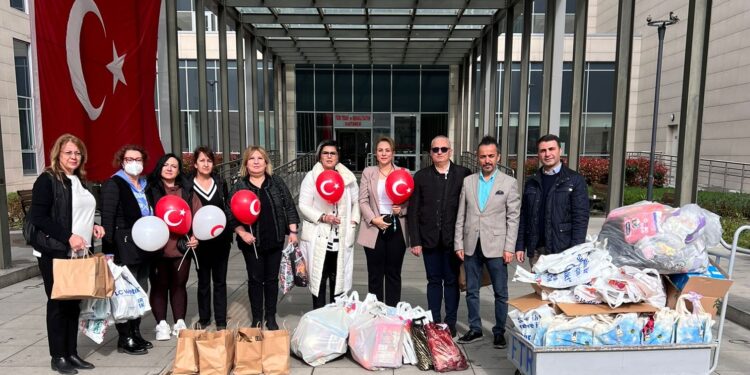 Anneden Anneye Destek Derneği, Hastanedeki depremzede çocuklara bayramlık ve oyuncak dağıttılar