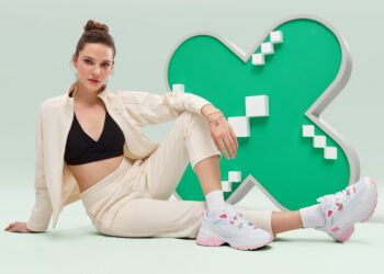 Oyuncu Alina Boz, sembollerin enerjisine olan inancını ayakkabılarında yer alan simgelerle gösteriyor