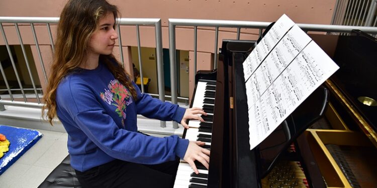 Hisar Okulları lise öğrencisi Beril Y. bestelediği eserini depremzedelere ithaf etti