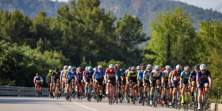 Pedallar Kemer’de iyilik için döndü