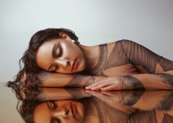 Bade’den “Evde Yok”