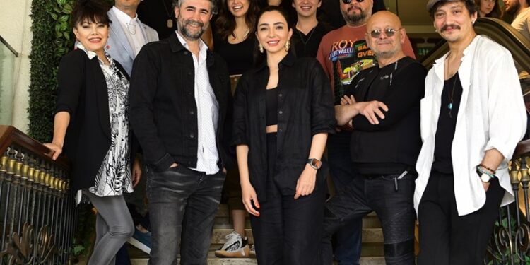 Öykü Gürman, mutsuz kadınların sesi olacak