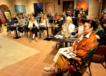 İstanbul Lale Vakfı yararına düzenlenen müzayedede cemiyet hayatı bir araya geldi