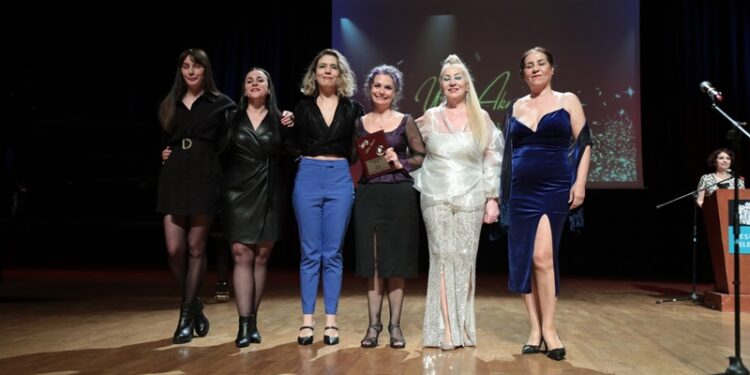 Üstün Akmen ödüllerinden şehir tiyatrolarına 11 ödül