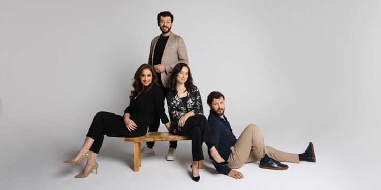 House of Performance’ın ilk oyunu “Dostlarla Akşam Yemeği”