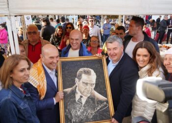 Alaçatı Ot Festivali’nde Soyer’e mozaik Atatürk portresi
