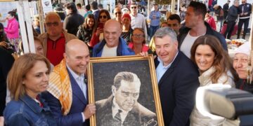 Alaçatı Ot Festivali’nde Soyer’e mozaik Atatürk portresi