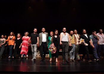 Mersin Şehir Tiyatrosu ‘Kamyon’ Promiyeri yaptı