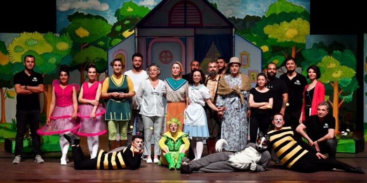 “Kırmızı Başlıklı Kız” oyunu prömiyer yaptı