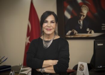 Mersin Şehir Tiyatrosu Sanat Yönetmeni Hülya Savaş’a “Emek Ödülü”