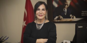 Mersin Şehir Tiyatrosu Sanat Yönetmeni Hülya Savaş’a “Emek Ödülü”