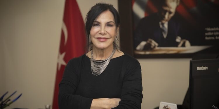 Mersin Şehir Tiyatrosu Sanat Yönetmeni Hülya Savaş’a “Emek Ödülü”