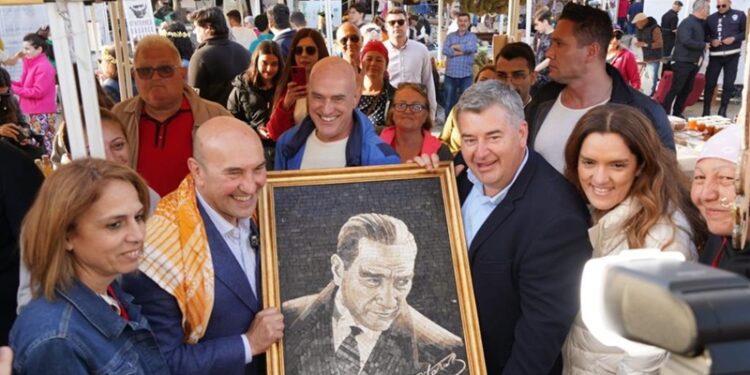 Alaçatı Ot Festivali’nde Soyer’e mozaik Atatürk portresi