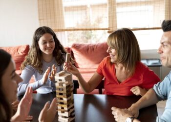 Anne babalar da oyun oynar