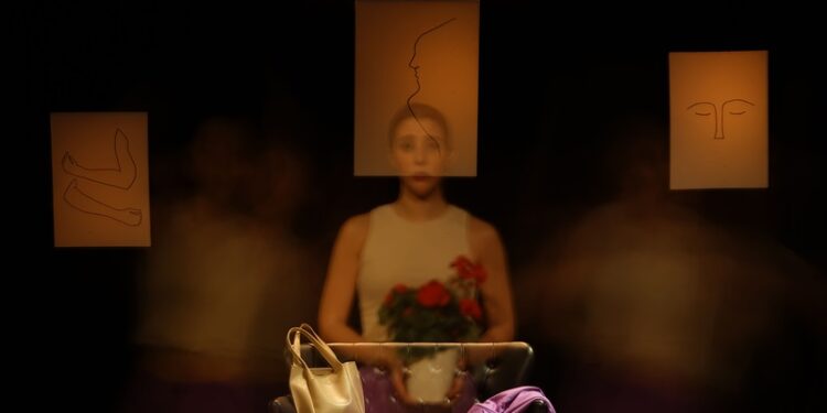 Dila Yağcı’nın tek kişilik oyunu : Küçük Bir Rica