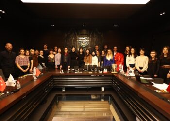 Üniversite öğrencileri inşaat atıklarını sanat eserine dönüştürdü