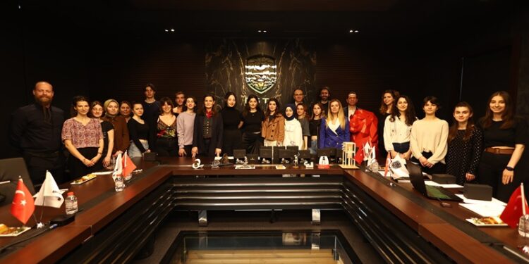 Üniversite öğrencileri inşaat atıklarını sanat eserine dönüştürdü