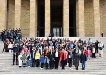 Anneden Anneye Destek Derneği Birinci yaşını Anıtkabir ziyaretiyle kutladı