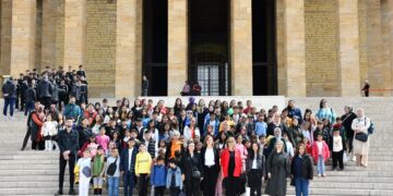 Anneden Anneye Destek Derneği Birinci yaşını Anıtkabir ziyaretiyle kutladı