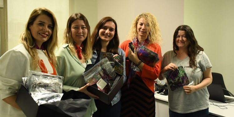 Horoz Lojistik, çalışanlarının Anneler Günü’nü, deprem bölgesinden kadınların dokuduğu el emeği eşarplar aracılığıyla kutladı