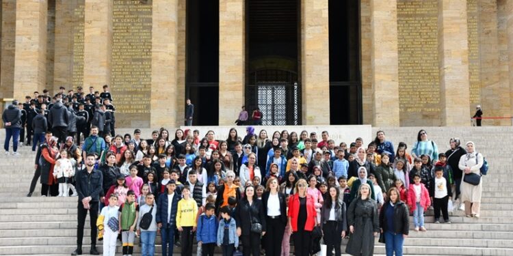 Anneden Anneye Destek Derneği Birinci yaşını Anıtkabir ziyaretiyle kutladı