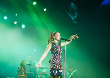 Nil Karaibrahimgil rüzgarı rengarenk gece