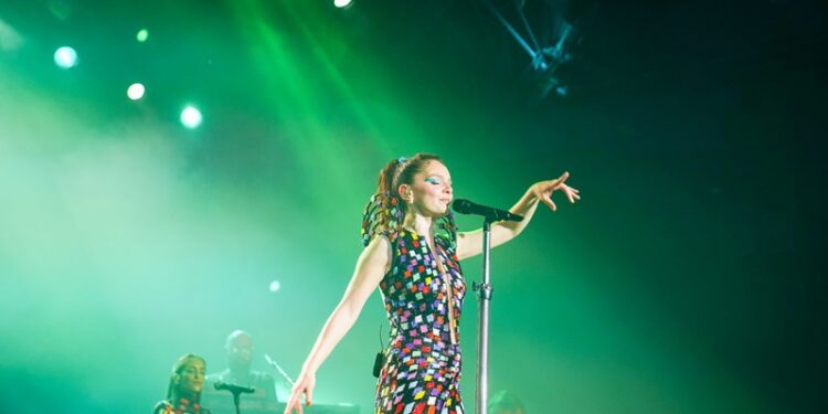 Nil Karaibrahimgil rüzgarı rengarenk gece