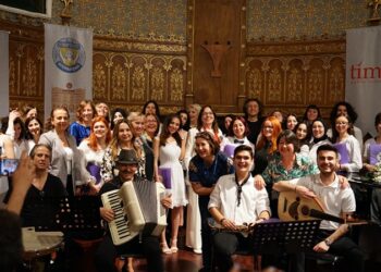 Cumhuriyetin ezgileri her dilde yükseldi