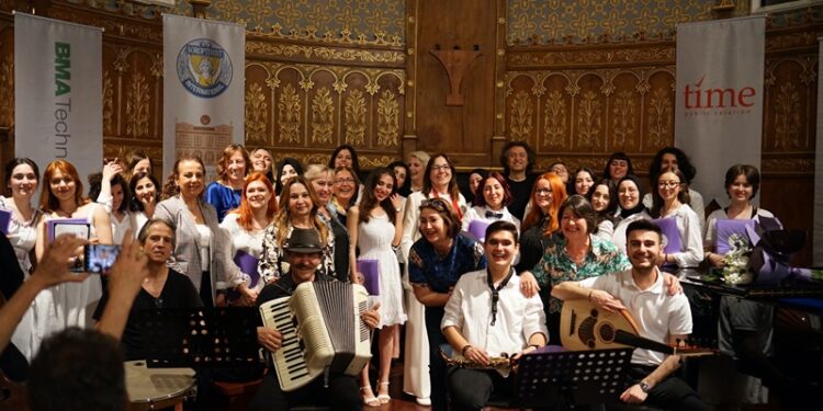 Cumhuriyetin ezgileri her dilde yükseldi