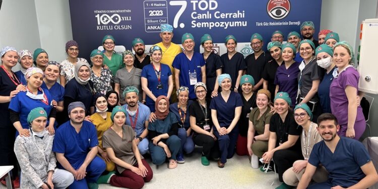 Türk Oftalmoloji Derneği’nin canlı ameliyatlarında dünya, Türk doktorlarını izledi