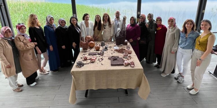 Kadın el emeği moda ile buluştu