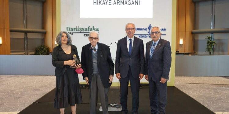 69. Sait Faik Abasıyanık Hikâye Armağanı’nı kazanan Ayşegül Devecioğlu’nun oldu